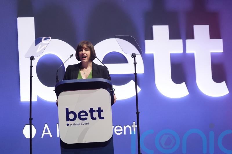 AI learning tools &lsquo;different&rsquo; to phones in schools &ndash; Bridget Phillipson