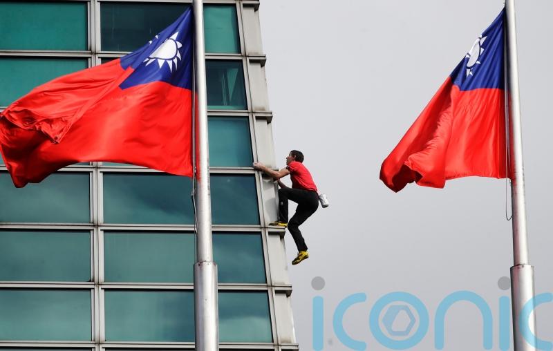 US rock climber scales Taiwan skyscraper without ropes
