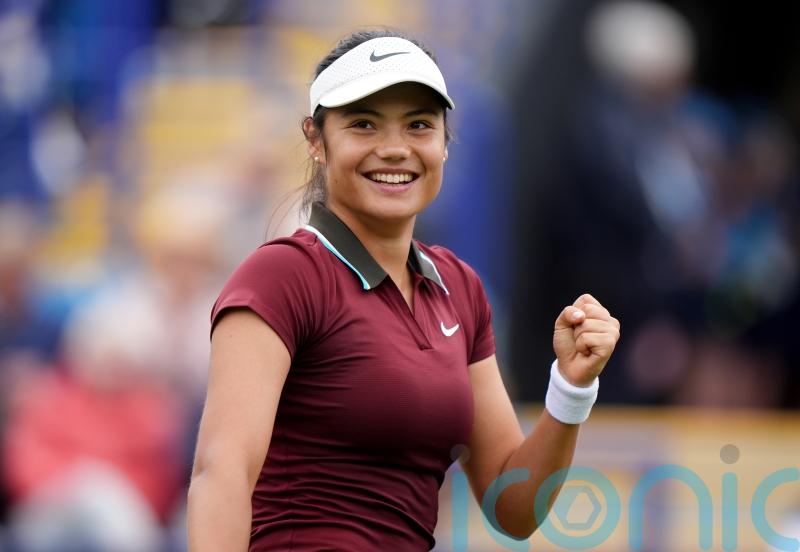 Emma Raducanu bounces back from split with coach to advance at Winners Open