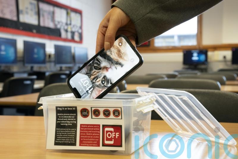 Campaigners calling for school smartphone ban to meet Education Secretary