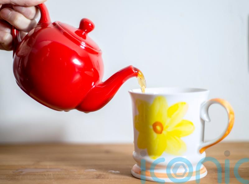 What is the optimal tea and coffee consumption to reduce the risk of dementia?