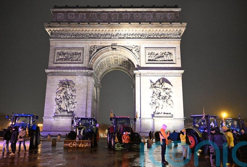 Police shoot knife-wielding man who tried to attack officers at Arc de Triomphe