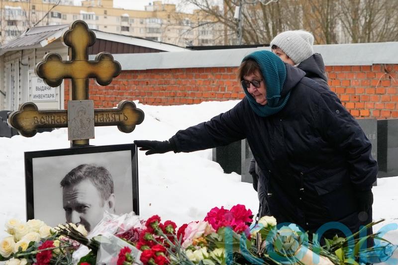 Mourners in Moscow mark two-year anniversary of Alexei Navalny&rsquo;s death