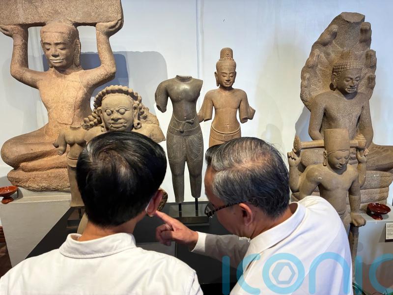 Cambodian officials welcome back looted artefacts
