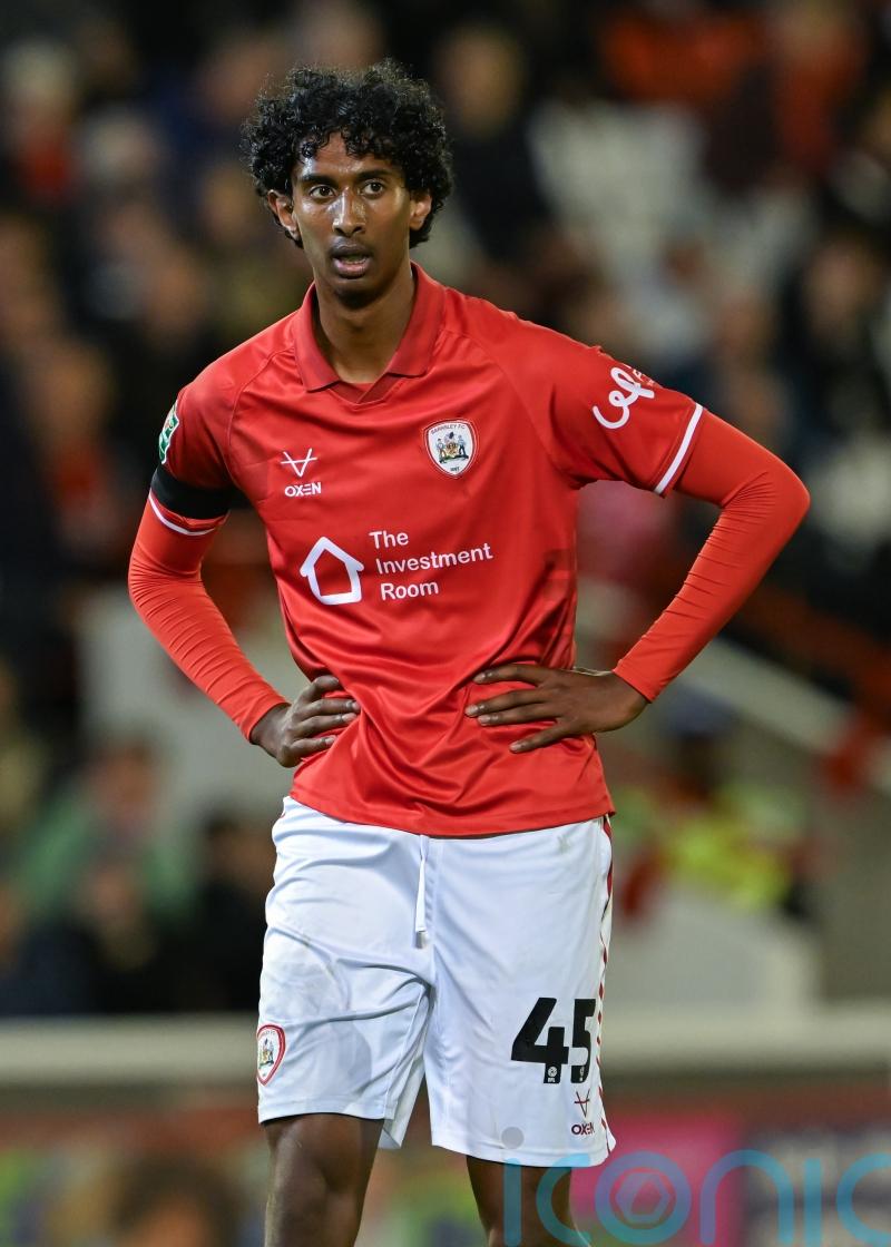 Barnsley defeat Exeter despite fan protest against club&rsquo;s ownership