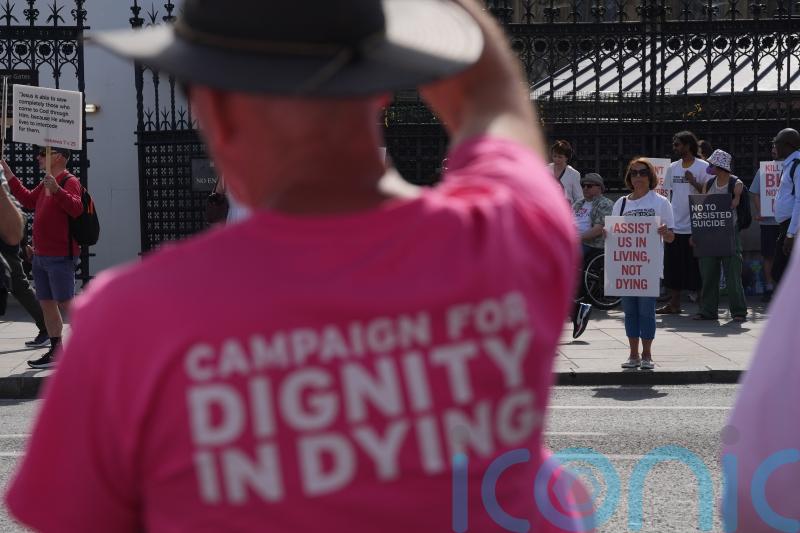 Dozens of MPs call on Starmer to prevent Lords from blocking assisted dying Bill