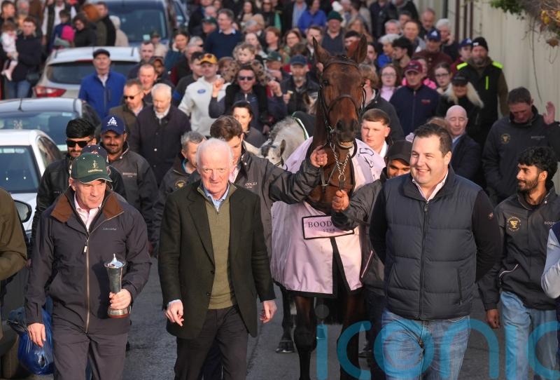 Crowds flock to see returning Gold Cup hero Gaelic Warrior