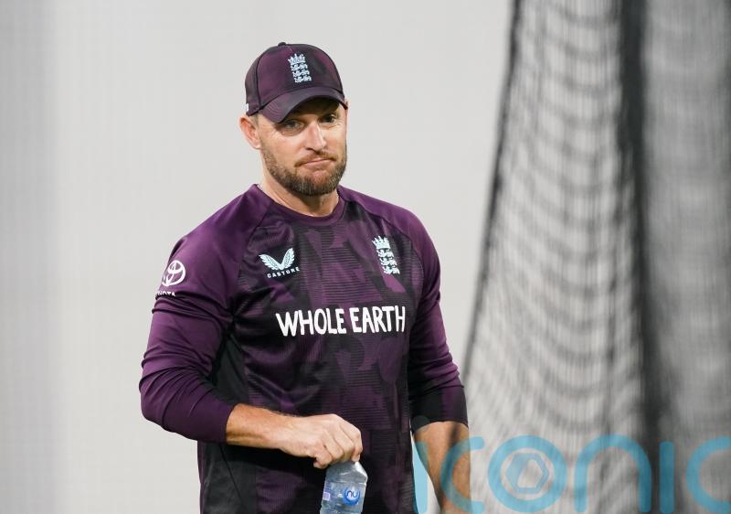 &lsquo;It&rsquo;s not like football&rsquo; &ndash; ECB defends sticking with Ashes leadership team