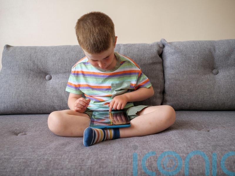 Under-fives should not be on screens for more than an hour a day, parents told