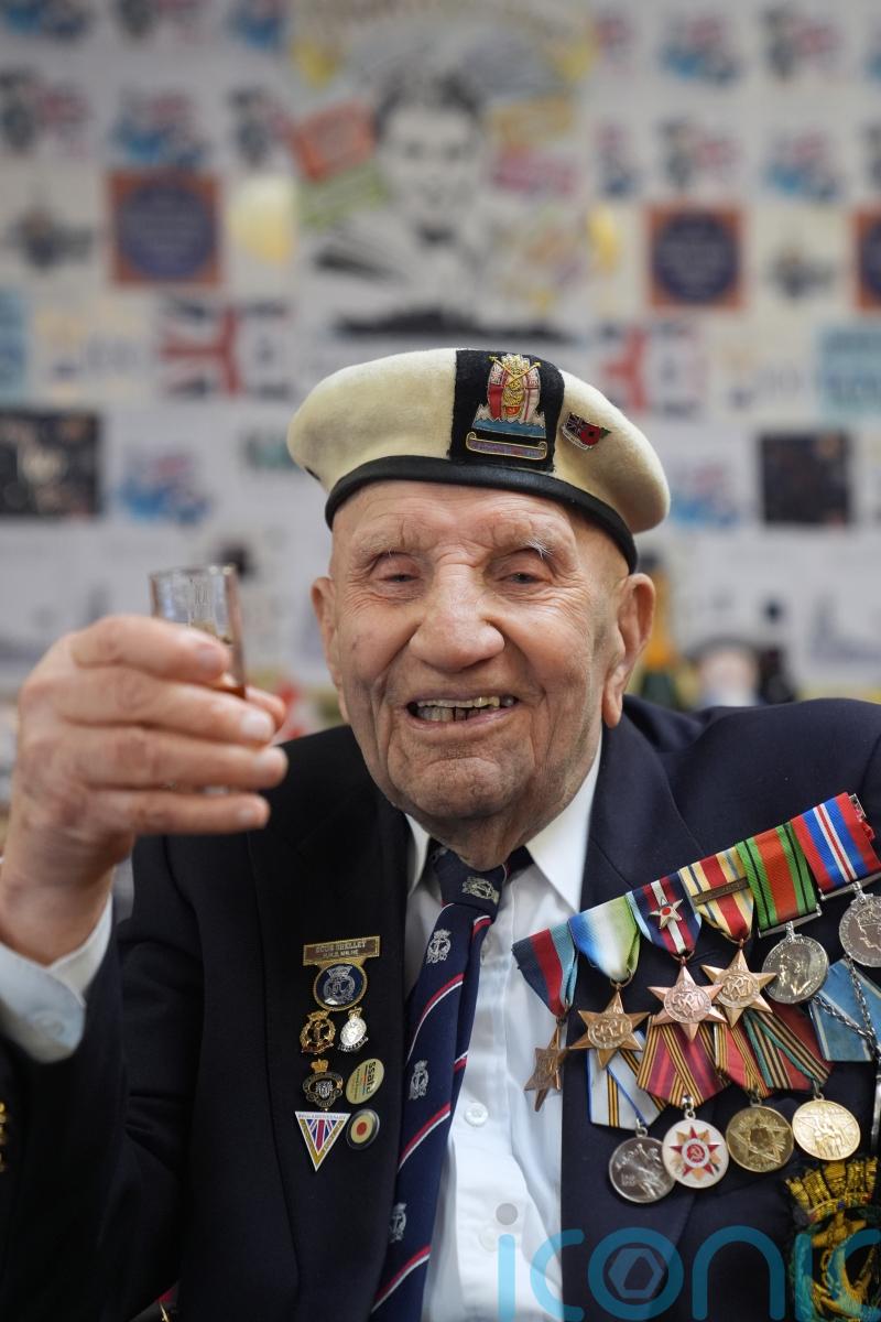 Second World War veteran who got thousands of cards for birthday dies aged 100