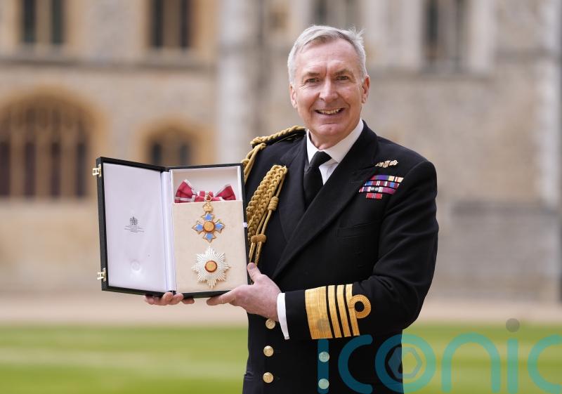 King reflects on &lsquo;difficult time&rsquo; in Middle East as ex-forces chief is honoured