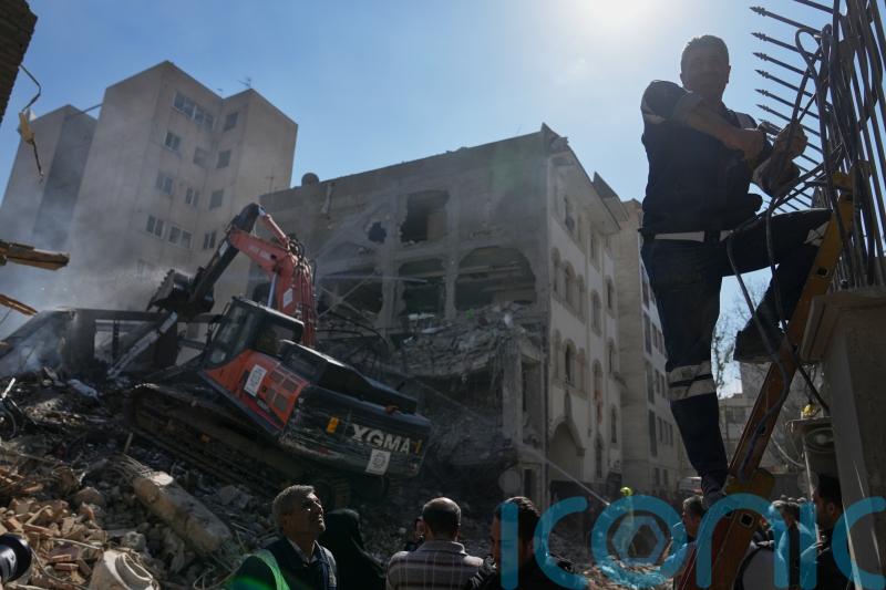 US and Iran negotiators prepare for ceasefire talks