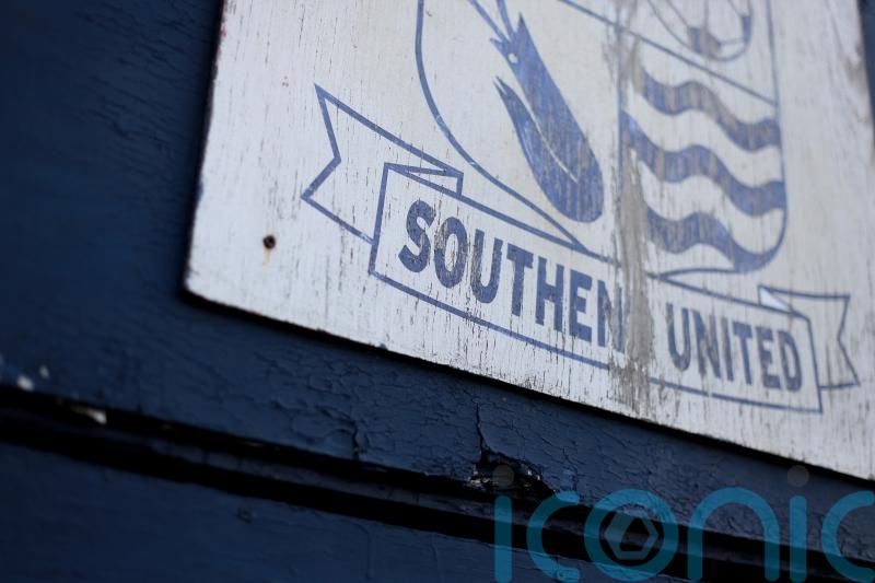 Southend held at home to leave play-off race alive for another week