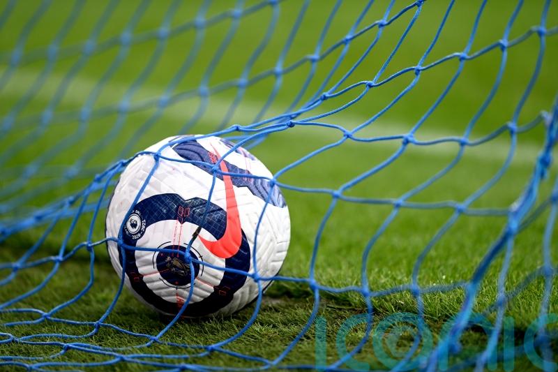 Rochdale grab last-gasp winner to keep title hopes alive