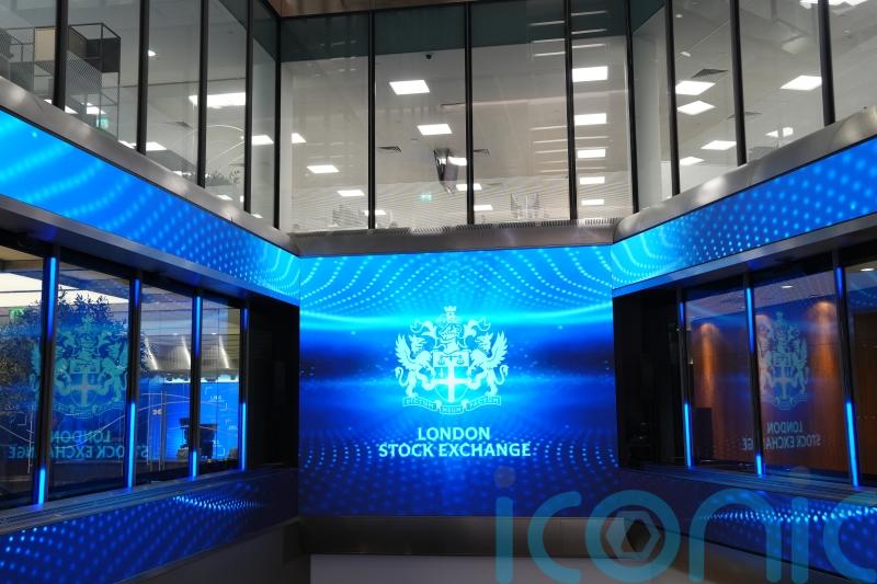 FTSE 100 struggles as Brent oil tops 100 dollars once more