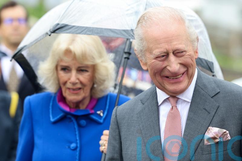 King and Queen &lsquo;just fine&rsquo; to walk barefoot on embassy&rsquo;s eco-friendly lawn