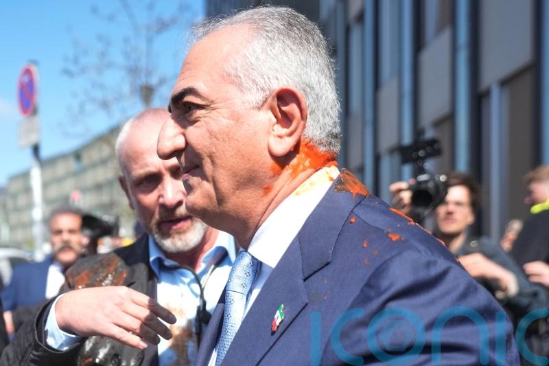 Iran&rsquo;s exiled crown prince Reza Pahlavi splattered with red liquid in Berlin